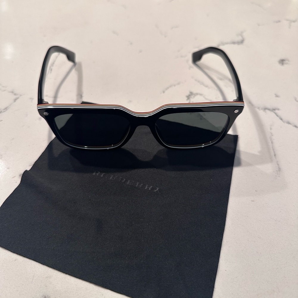 EUC Burberry BE4337F CARNABY 379887 Black Grey Square Unisex Sunglasses - Picture 4 of 5